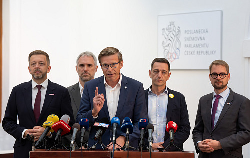 Tisková konference opozice k vyslovení nedůvěry vládě. Předstoupili zástupci...
