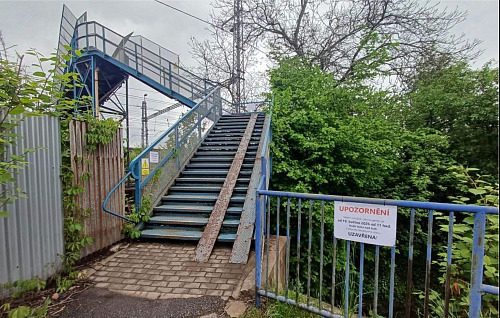 Lávka pro pěší u Tovární ulice v Českém Těšíně, která vede nad železničním...