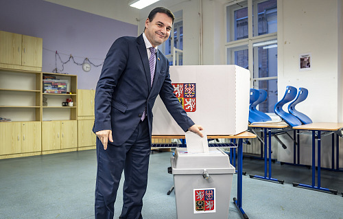 U druhého kola senátních voleb odvolil i ministr zahraničí Petr Macinka...