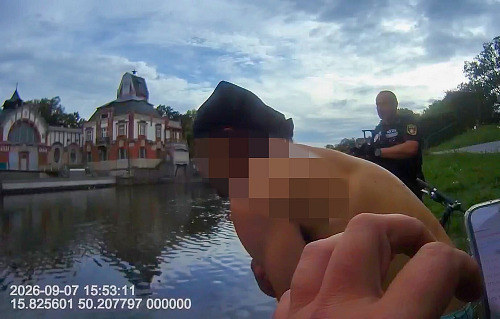 Muž v Labi v Hradci Králové čekal údajně na včely. (7. září 2026)