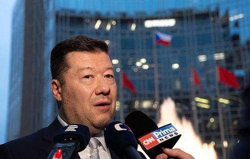Tisková konference před hotelem v Pekingu, kam Tomio Okamura dorazil letadlem....
