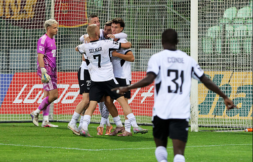 Fotbalisté MFK Karviná se radují z prvního gólu, který vtsřelil Štěpán Míšek...