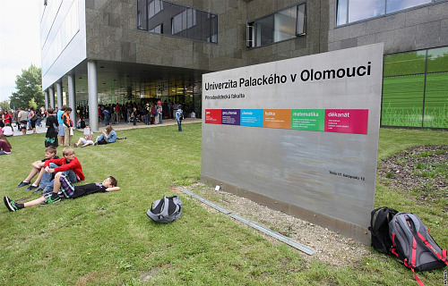 Prostor před novou budovou Přírodovědecké fakulty Univerzity Palackého při