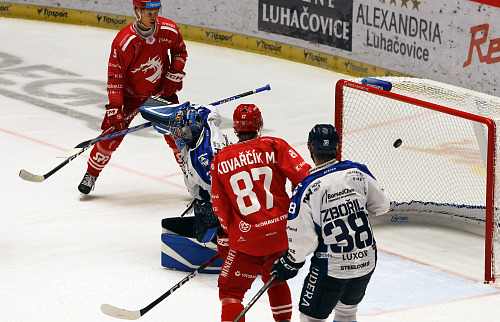Útočník třineckých Ocelářů Libor Hudáček dává šestý gól svého mužstva, což za...