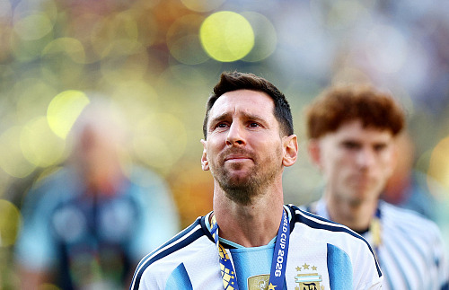 Zklamaný argentinský kapitán Lionel Messi po porážce se Španělskem.