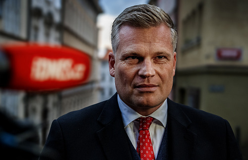 Poslanec Motoristů Filip Turek dorazil do štábu na Malé Straně. (10. října 2026)