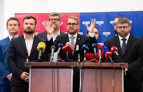 Matěj Ondřej Havel (u mikrofonu) na tiskové konferenci poslaneckého klubu TOP...