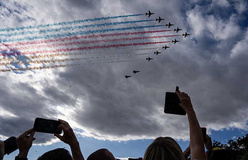 Nad Prahou proletěly gripeny s britskou akrobatickou skupinou Red Arrows....