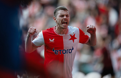 Slávistický obránce David Douděra během 317. derby. Mělo to být naposled, co...