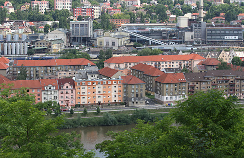 Labe v centru Ústí nad Labem. Pohled na Střekov.