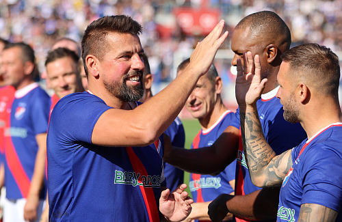 Milan Baroš se zdraví se spoluhráči.