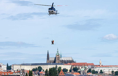 Nácvik záchrany lidí po fiktivní srážce dvou civilních lodí na Vltavě (4....
