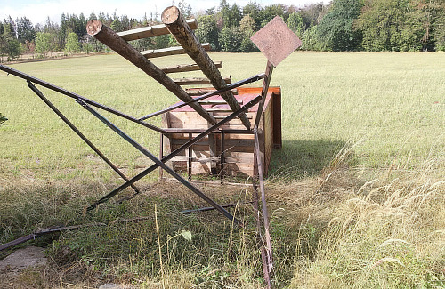 Neznámý pachatel nejprve odstranil betonové podložky pod kovovou podstavou...