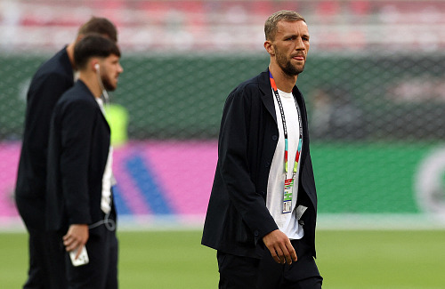 Český záložník Tomáš Souček se prochází po trávníku stadionu v Guadalajaře před...