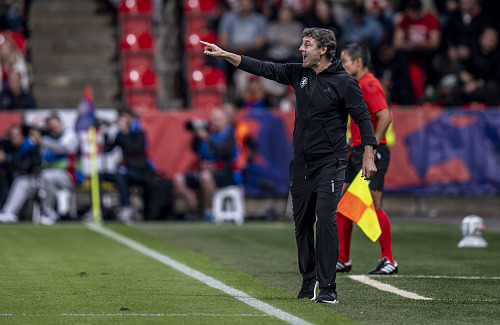 Santi Denia při svém debutu na pozici kouče českých fotbalistů.