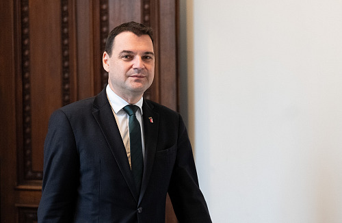 Ministr zahraničí Petr Macinka (Motoristé) přichází na jednání vlády. Ta má na...