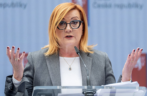 Vláda Andreje Babiše rozhodla o zastropování marží distributorů paliv i snížení...