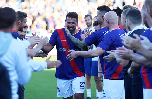 Milan Baroš odchází z hřiště špalírem svých bývalých spoluhráčů.