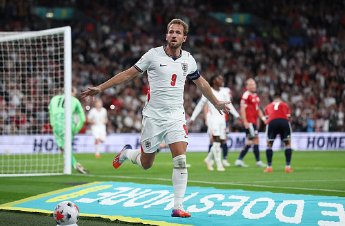 Anglický útočník Harry Kane slaví svůj druhý gól proti české reprezentaci v...