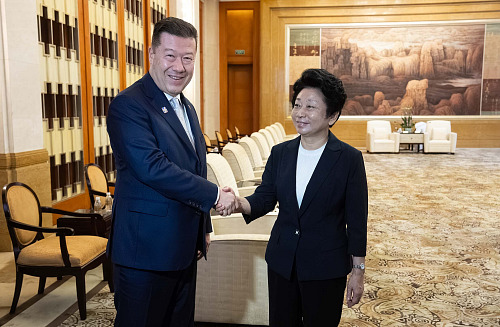 Tomio Okamura na jednání s předsedkyní Šanghajského městského shromáždění paní...