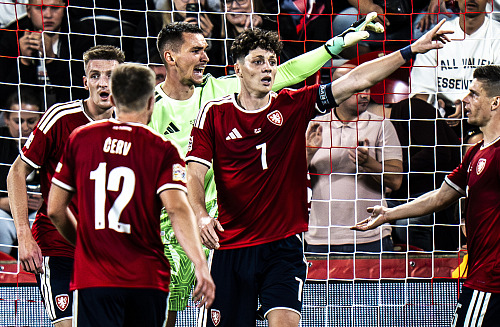 Český kapitán Krejčí diriguje obranu v zápase s Anglií.