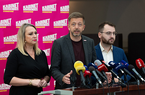 Tisková konference Starostové. Na snímku zleva Pavla Pivoňka Vaňková...