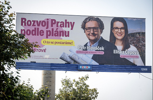 Kandidati STAN na primátora v Praze Petr Hlavacek a Eliska Cepova na volebnim...