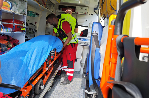 Moravskoslezští záchranáři převážejí těžce zraněného pacienta.