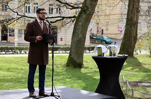 Mariánskolázeňský místostarosta Samuel Zabolotný hovoří při odhalení sochy Over...