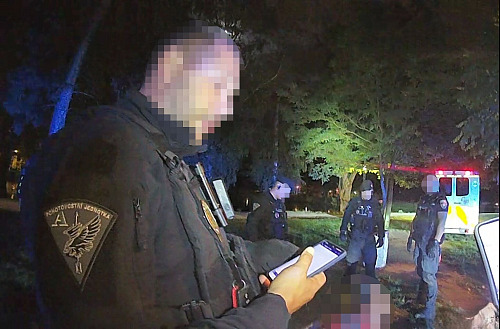 Agresivního muže pomáhala strážníkům zpacifikovat i hlídka Policie ČR. (30....