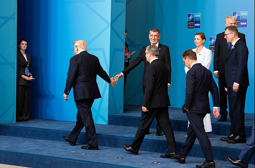 Premiér Andrej Babiš a americký prezident Donald Trump po společné fotografii...