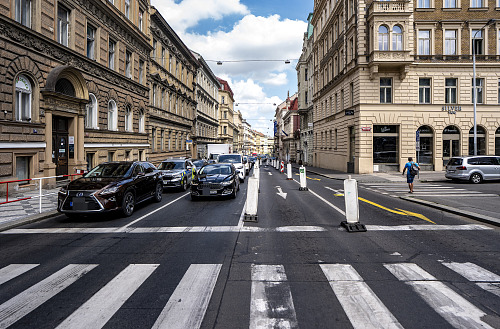 Dopravní křižovatka na náměstí I. P. Pavlova, kde se udála nehoda sanitky a...