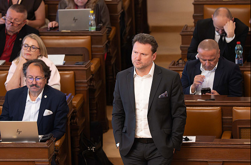 Mimořádná schůze Sněmovny k možnému střetu zájmů premiéra Andreje Babiše. Na...