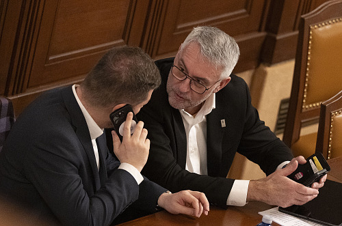 Mimořádná schůze Poslanecké sněmovny. Na snímku Tomio Okamura (SPD) a Lubomír...