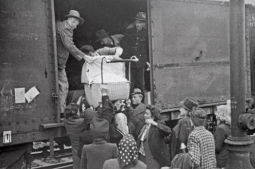 Odsun německého obyvatelstva z Děčína v roce 1946. Děčínské východní nádraží.
