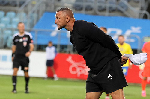 Trenér pražské Dukly Pavel Šustr dává pokyny svým svěřencům.