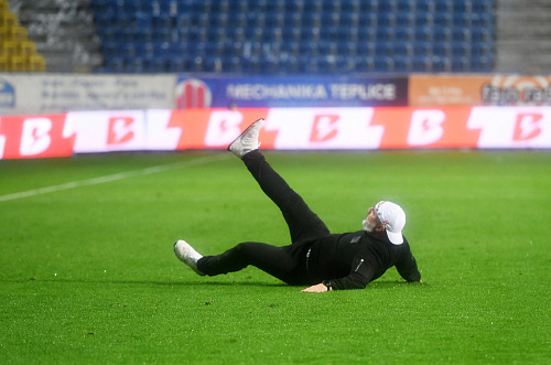 Trenér Slavie Jindřich Trpišovský při pozápasové děkovačce s fanoušky.