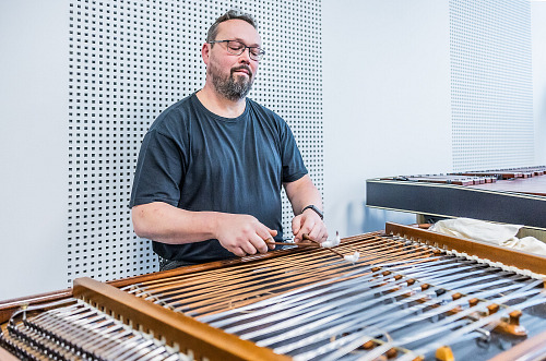 Vedoucí Hradecké cimbálové muziky Pavel Maťátko při výuce na ZUŠ Střezina