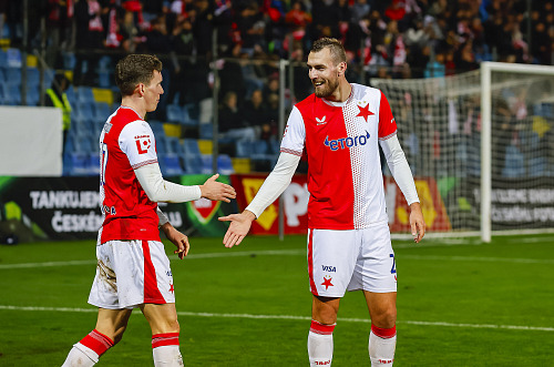 Slávisté Provod (vlevo) a Chorý se radují ze vstřelené branky.