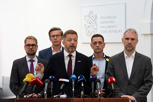Tisková konference opozice k vyslovení nedůvěry vládě. Předstoupili zástupci...