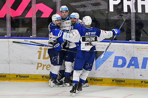 Hokejisté Komety se radují z branky proti Spartě.