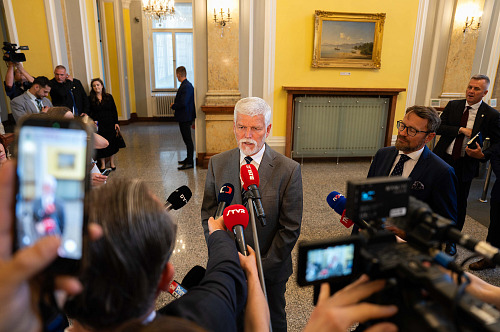 Prezident Petr Pavel poskytuje novinářům vyjádření po odchodu z jednání vlády....
