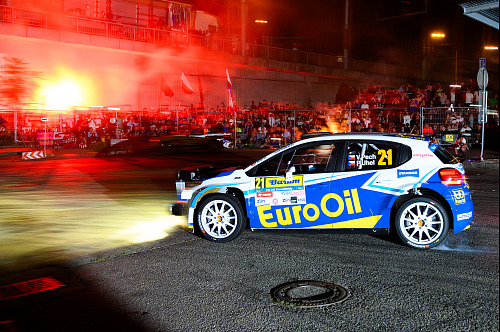 Při páteční noční městské rychlostní zkoušce Barum Czech Rally v prostoru...