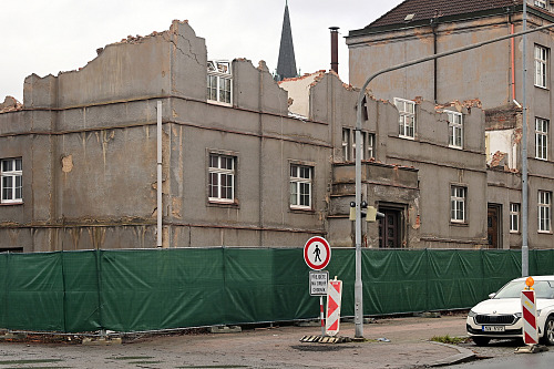 V Karlových Varech začala demolice části historické budovy střední keramické...