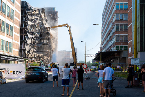 Lidé ve Zlíně sledují druhý den demolice budovy č. 34 v baťovském areálu....