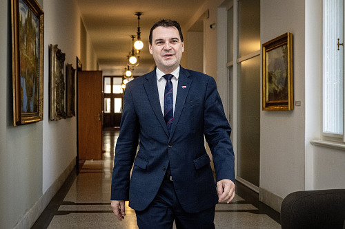 Ministr financí Petr Macinka přichází na schůzi vlády, (26. října 2026)