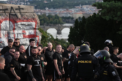 Policie zasahovala při pochodu fanoušků Slavie na fotbalové derby se Spartou. U...
