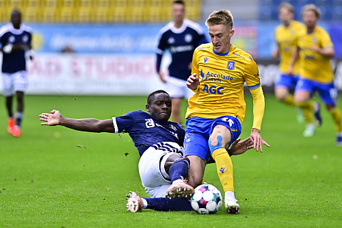 Olomoucký záložník Abdoulaye Sylla se snaží získat míč od Matěje Radosty.