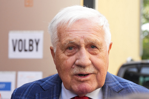 V Česku začaly komunální a senátní volby. Václav Klaus odvolil v Praze v...