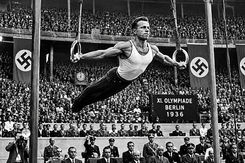 Vítězná sestava Aloise Hudce na kruzích na olympiádě v roce 1936.